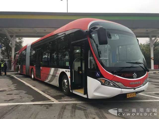 "中国红"究竟怎样?银隆18米纯电动公交乘车全体验 | 头条