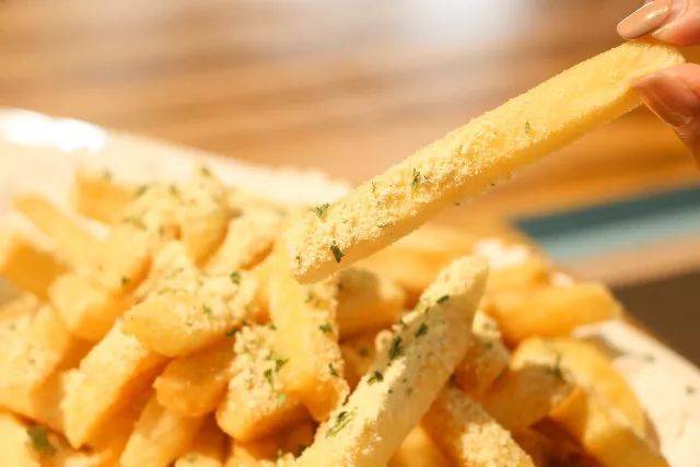 芝士薯条很粗,厚实的薯条淋上芝士粉,还可以搭配芝士酱哦!