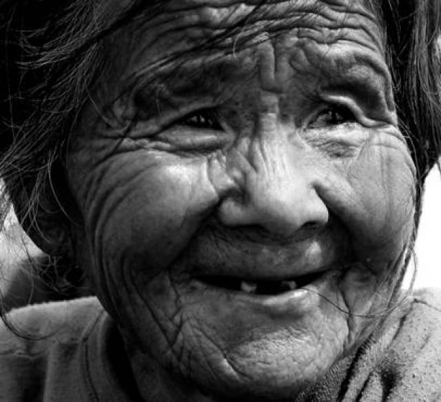 年迈的母亲看着做好的寿材露出了笑容,我眼泪下来了