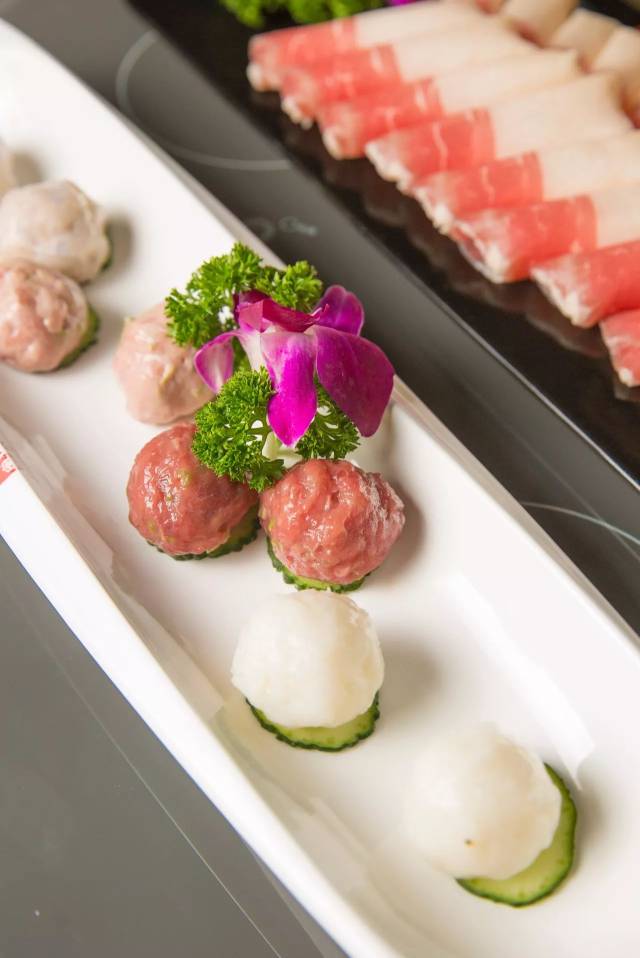 云南深山养生菌菇拼盘 集合了三种野生菌菇  白色的是 菇中花魁