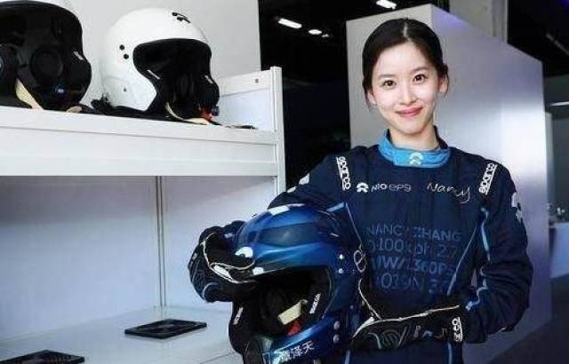 奶茶妹妹千万座驾随意开,身为京东老板娘的她座驾是什么呢?