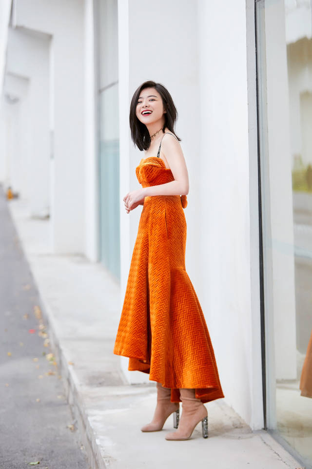 侧颜杀!陈辰时尚清新尽显俏皮感