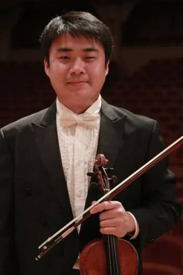 姜帅,4岁开始学习小提琴,2012年考取埃森艺术大学交响乐团第一首席,并