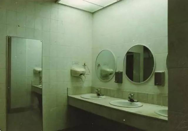 上世纪80年代,淮海中路嵩山路定型公厕的内部