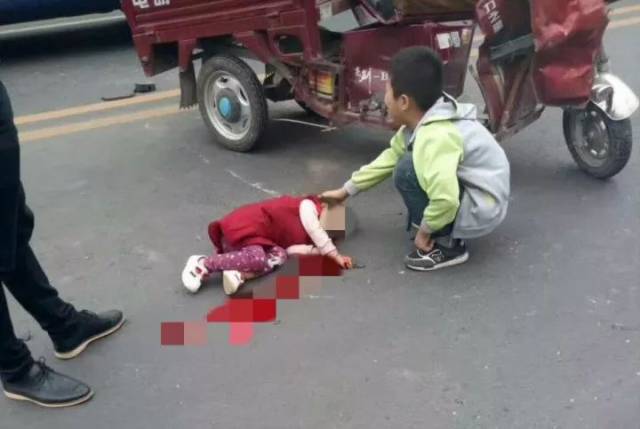 死亡的小女孩 车祸图片