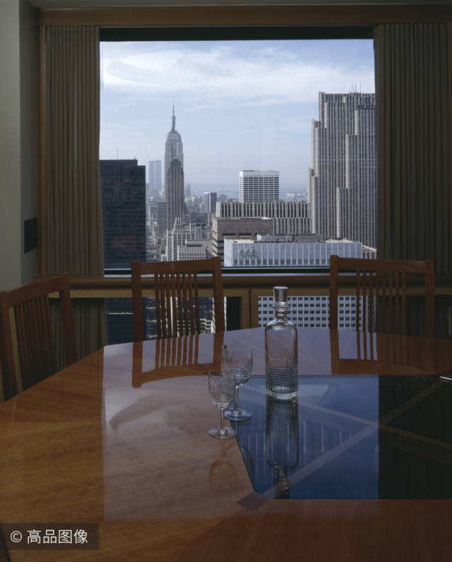 特朗普大楼上的公寓, 2500平方英尺,能欣赏壮观的城市景观.