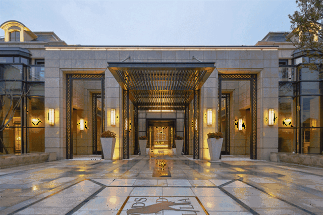 对于居住的洋房一定极其讲究 典雅法式建筑风格  大门处就给人