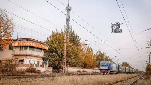 末班4415次列車駛過養馬場站,這個小站也將於2017年12月因豐沙線入地