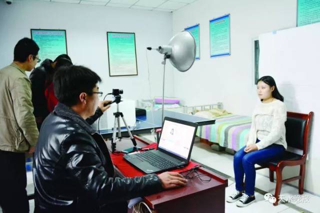 在秦州区教育体育局,参加甘肃省2018年普通高考艺术类的考生照片采集