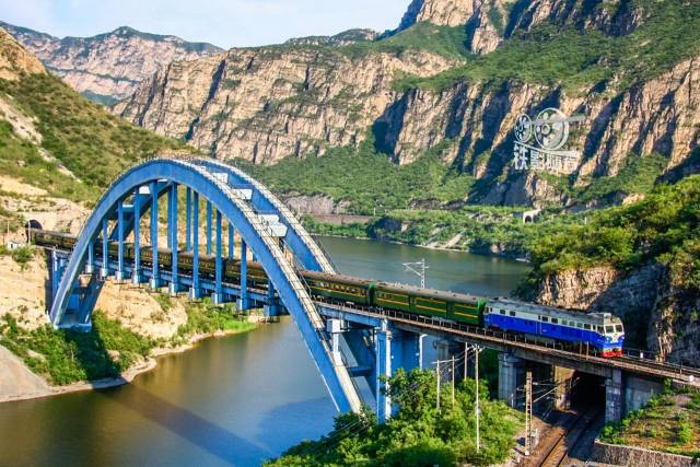 4415次列车驶过七号桥(拍摄:刘宇熙)