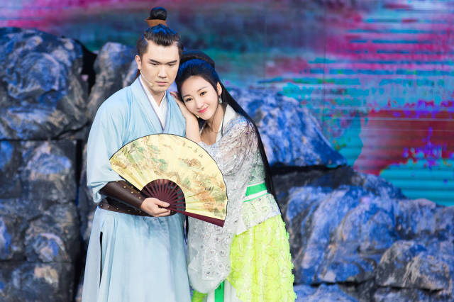 《喜剧总动员》柳岩初亮相 与魏翔上演《天作之合》