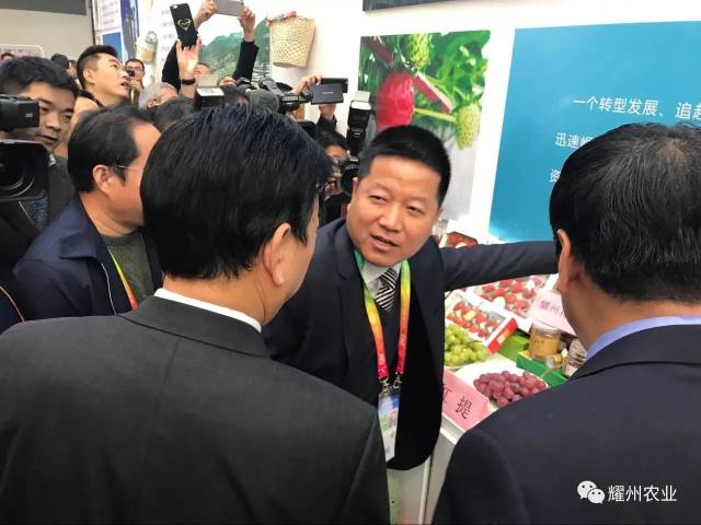 11月5日,副省长冯新柱在参观铜川展台时,也被这浓郁的椒香味吸引了