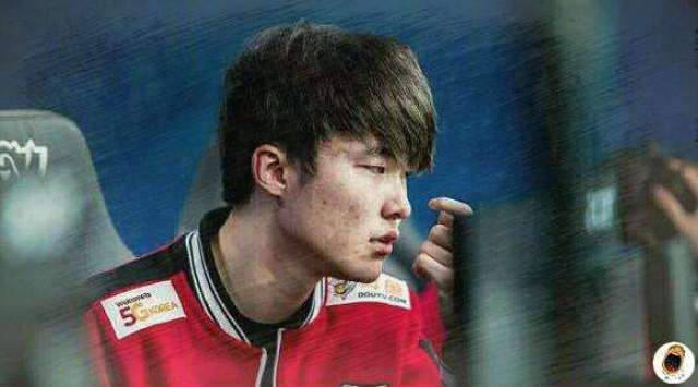 lol skt惨败后,faker离开舞台1个回眸,网友:心疼!