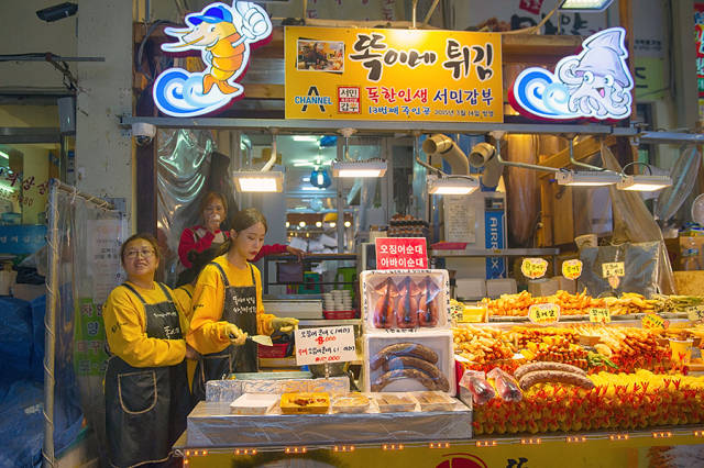 韩国美女市场摆摊卖炸鸡,日销千份食客排队抢购