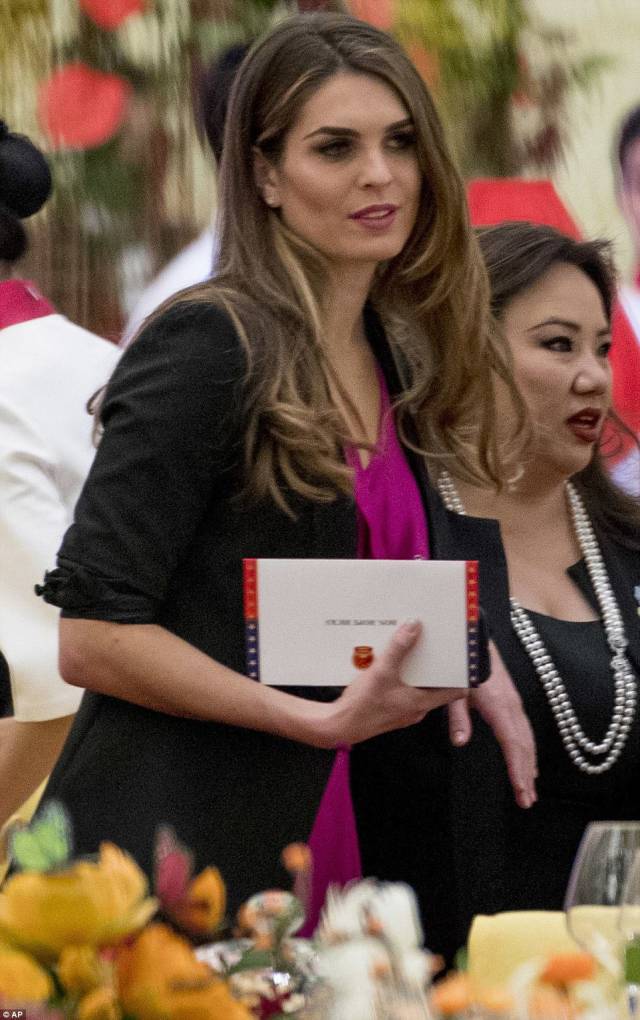 白宫美女官员穿着随意现身北京机场.