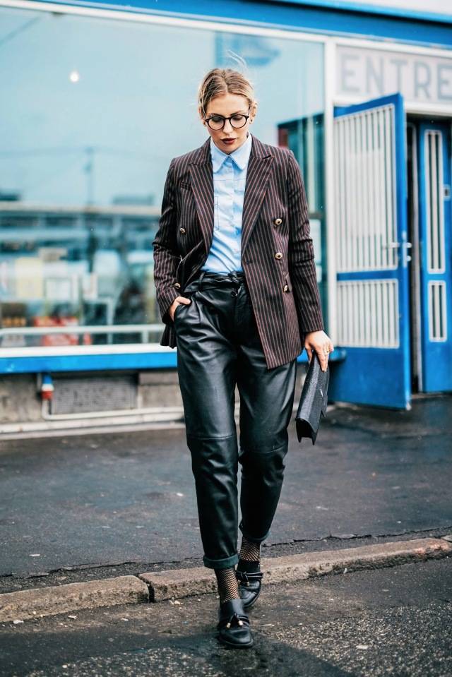 还有一个重要原因是 皮裤的质感能帮助你在造型上减龄 并搭配出时髦感