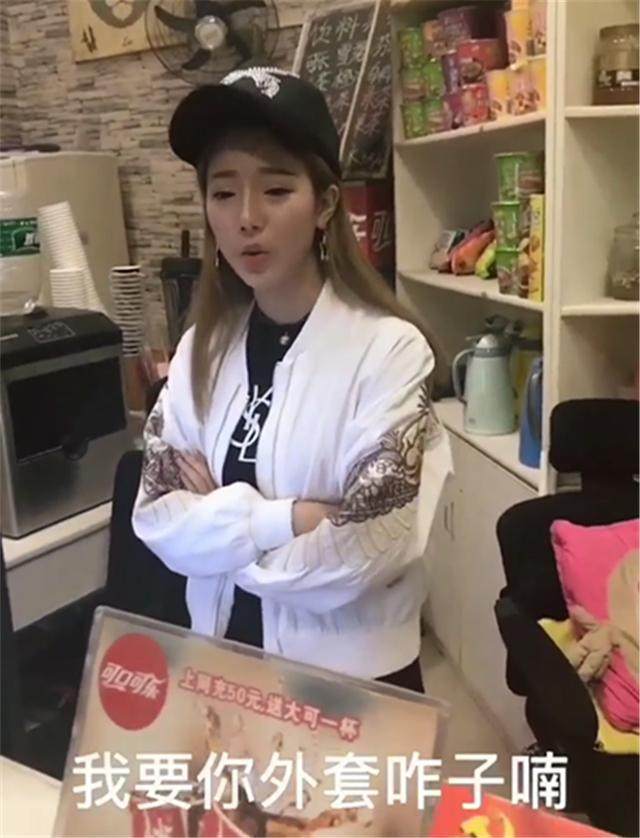 20岁四川最美女网管,被拍视频走红,网友却关注她这个