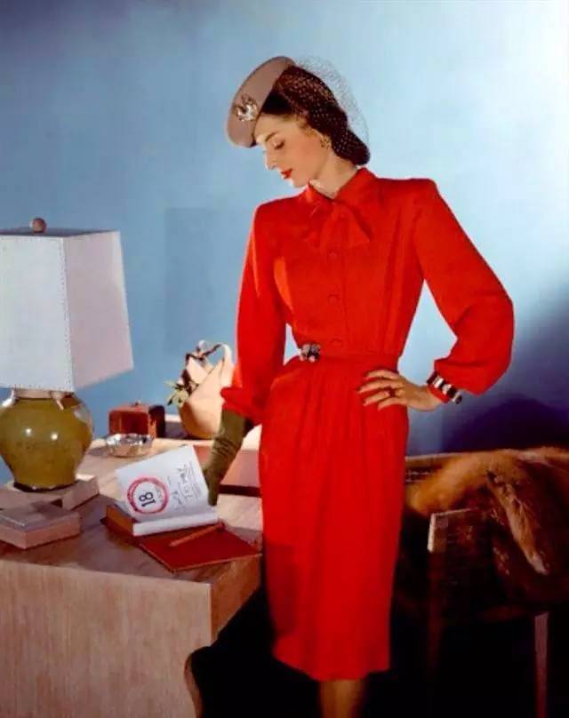 「胸针迷」50年代的优雅时装,依然时尚的胸针搭配(2)大衣与帽子