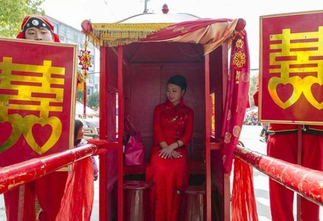 迎娶新人,过去多用轿,俗称花轿或轿子.
