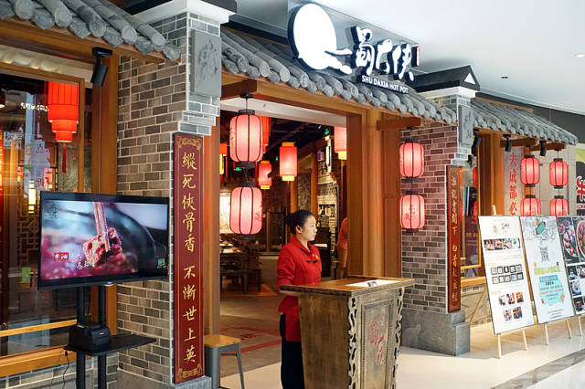 蜀大侠的装修尽显古风古色 镂空门楹,仿古灯笼 青砖墙上更有各式江湖