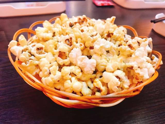 服务员还会免费送上一盘爆米花, 让客人吃着香甜的米花, 心情愉悦的