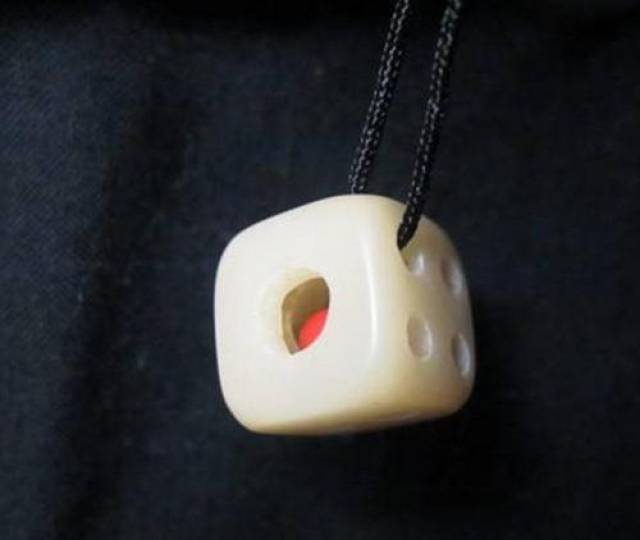 合欢桃核终堪恨,里许元来别有人.井底点灯深烛伊