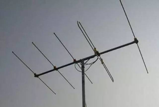 以前的电视都是 靠天线接收信号的