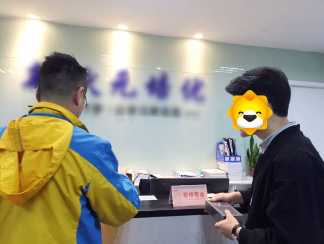 (图:宁波苏宁总经理任伟为顾客开箱验货)