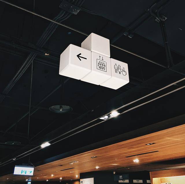 这个商场标识牌大家都会多看两眼|商场简约标识系统设计分享