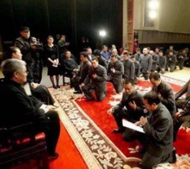 端茶,下跪,还要磕头,赵本山收徒仪式分外隆重