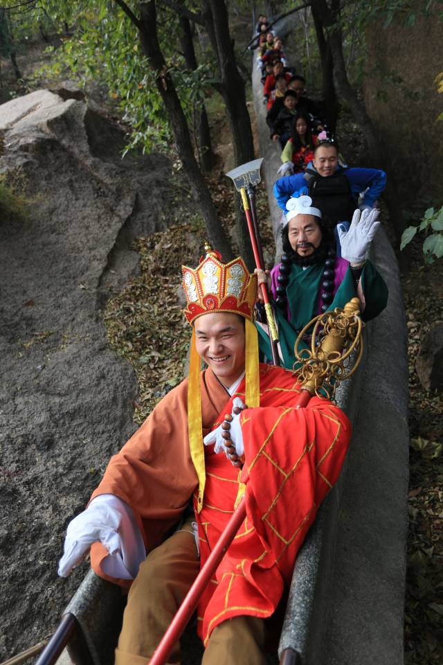 嵖岈山:"唐僧师徒"巡山,女游客争抢 "师傅"