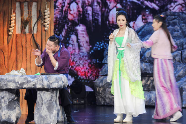 柳岩古装变身仙女放"神秘大招" 搭档魏翔亮相喜剧总动员