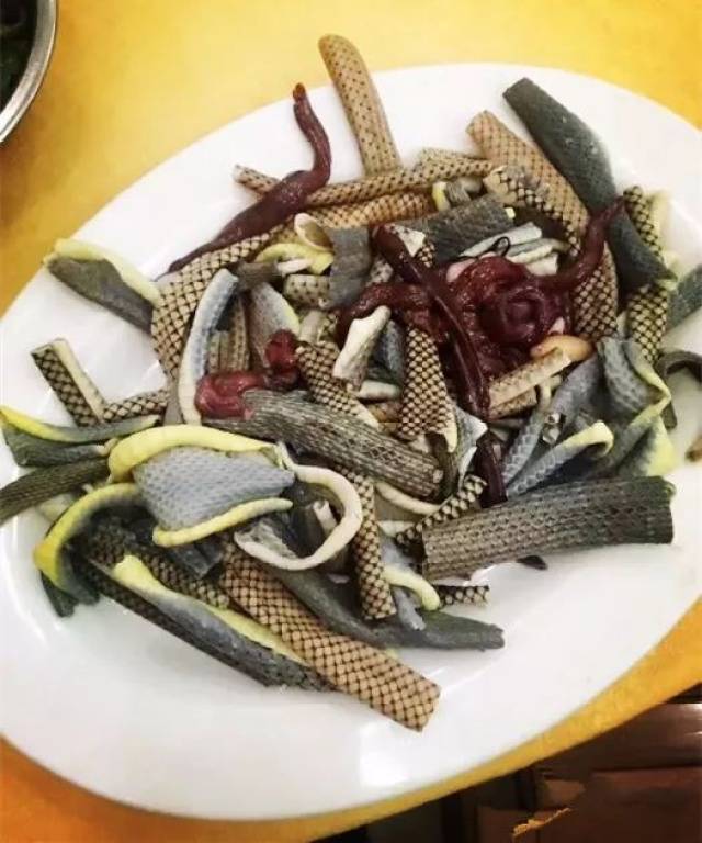 喜欢一堆人围坐在一起吃蛇肉火锅了,点上一大堆,有人负责刷,我就负责