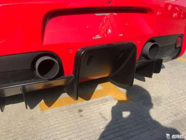 法拉利458的中间三出排气被换成大号的2出排气管.