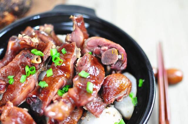 腊鸭与它一起蒸,腊鸭的油脂渗到芋头里,不油不腻还特别香!