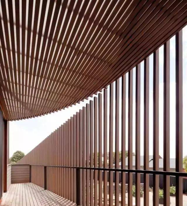 造型独特的隔断为空间增添不少艺术气质 ▼ 铁艺格栅通常造型大气沉稳