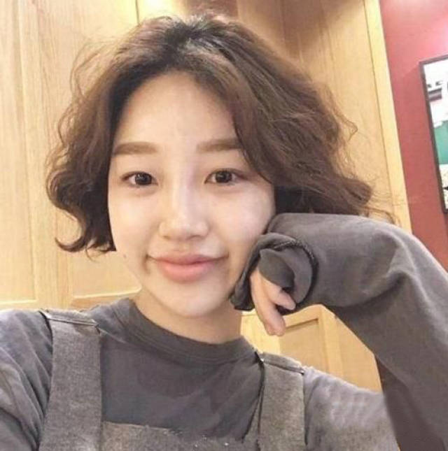 短发怎么烫卷好看?烫个小波浪卷时髦又洋气