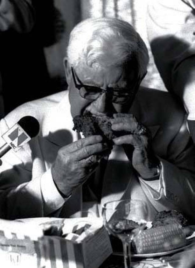 你知道肯德基上这个老头是谁吗?他66岁创业,用10年赚了1200个亿