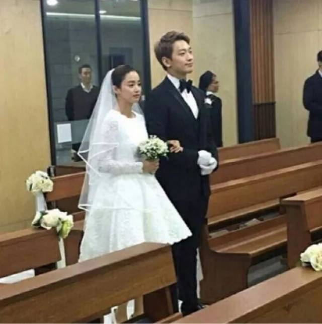全智贤在2012年4月13日于金融才俊崔俊赫成婚