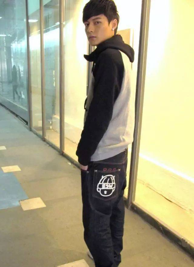 冯铭潮也是娱乐圈的一位演员,只是不太红,虽然不红,但艳福却是不浅