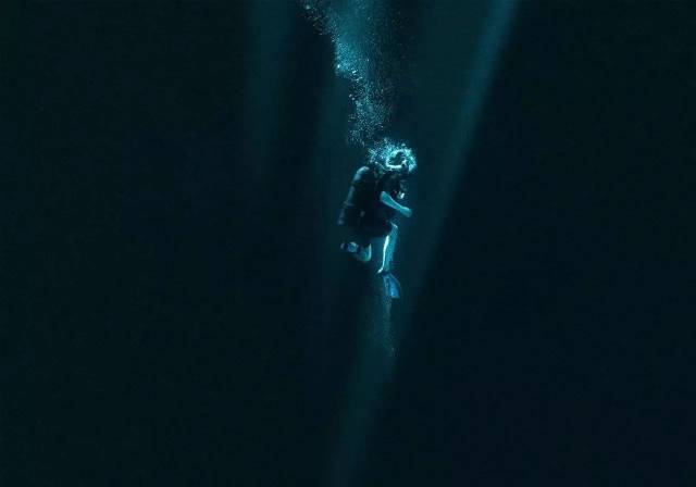 这部深海版「地心引力」,会让你紧张得快要窒息