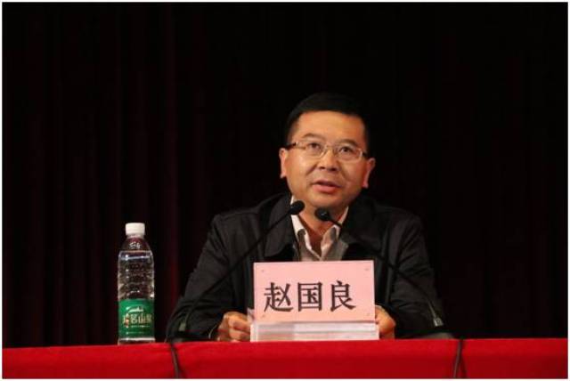 共青团云南省委副书记赵国良做动员讲话,他希望志愿者:一要珍惜韶华