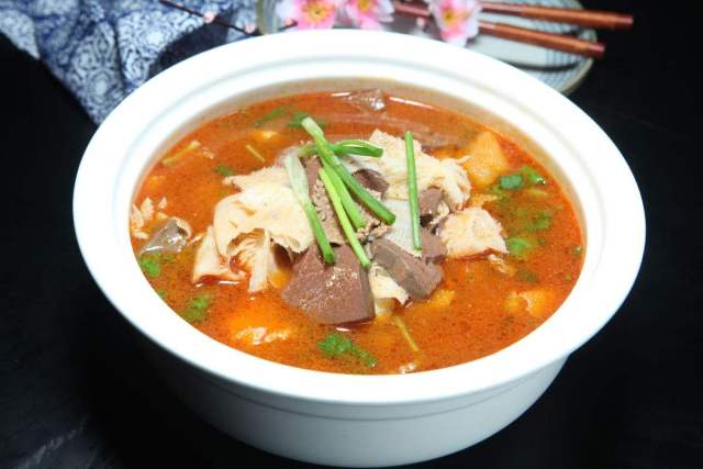 三合汤是湖北十堰郧阳地区的一道传统名小吃,至今已有400多年的历 