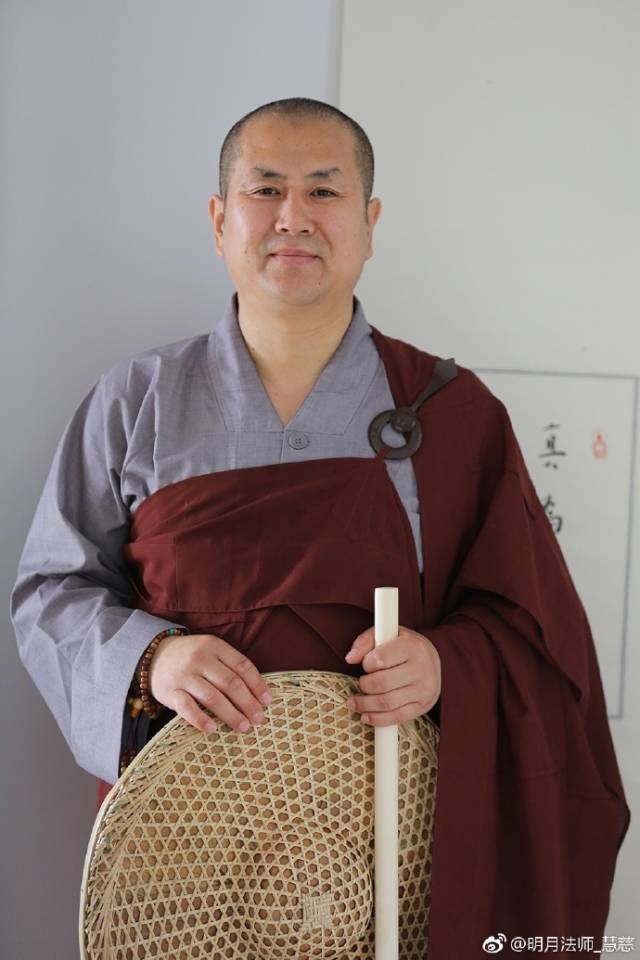 01明月法师本名张帆,在创立著名的慈生堂之前,张帆就与佛结缘了,90