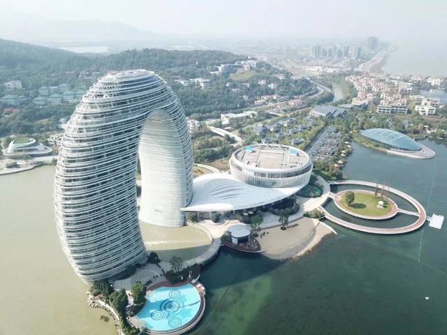 合影留恋 在经过一个早上的长途奔袭后,上海车友抵达湖州太湖月亮湾