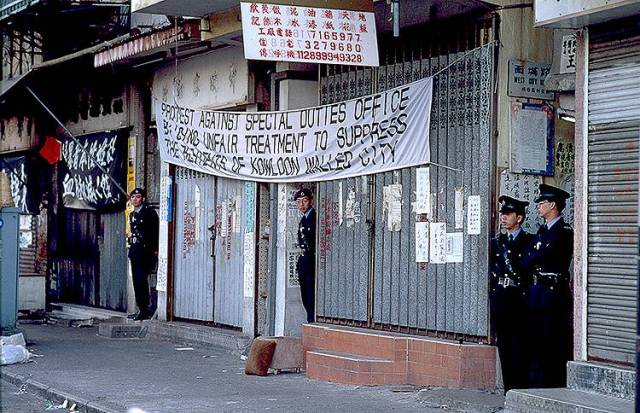 在80年代香港魔窟,瘾君子举起满是针孔的左手:对不起,我吓到你了