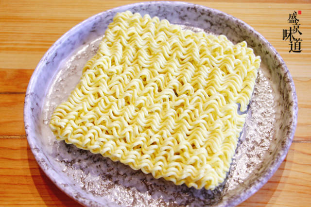 面饼颜色偏黄,卷曲状 整体和辛拉面的面饼类似 单吃非常好吃,有淡淡的