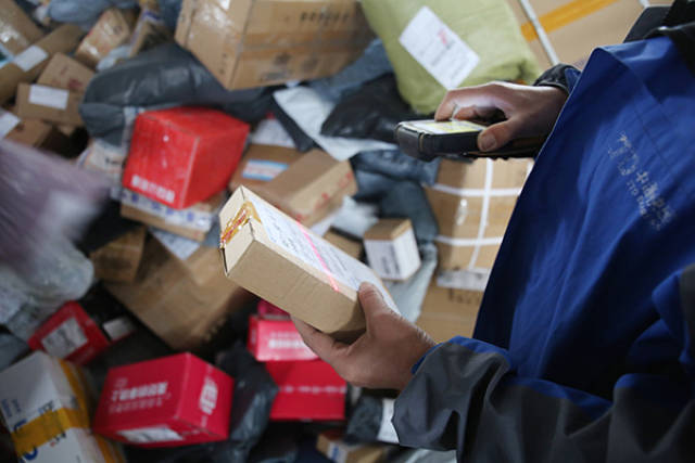 双11以来不到3天签收快递过亿:网点请外卖员保安兼职分拣