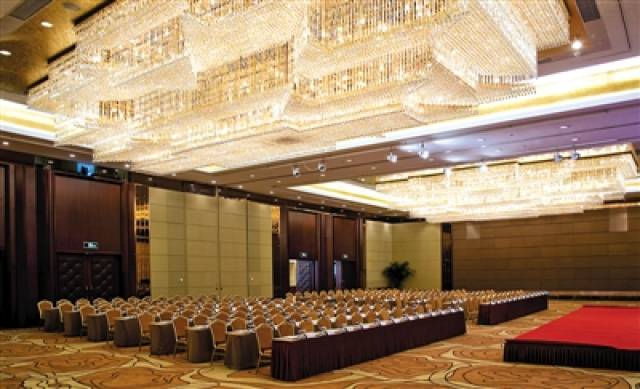 长富宫饭店拥有宽敞明亮的大小宴会厅11个,其中645平米无柱大宴会厅