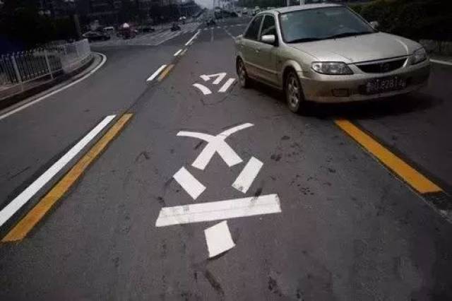 车道的含义,以为是公交专用道而不敢通过,也有的司机到路口临时变道
